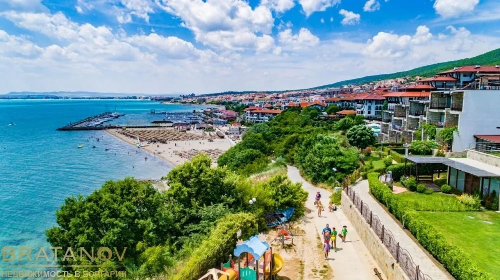 Тристаен апартамент в затворен комплекс в г. Свети Влас на първа линия! Фронтална гледка… — снимка 11